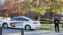 Petugas melakukan penjagaan ke area menuju Universitas Harvard menyusul ancaman bom di gedung yang berlokasi di Cambridge, Senin (16/11). Petugas mensterilkan empat gedung di universitas terkemuka di negara adidaya tersebut. (Scott Eisen/Getty Images/AFP)
