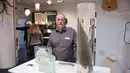 Kurator Museum Falologi Islandia, Hjortur Sigurdsson berpose diantara koleksi penis yang ada di Museum Falologi Islandia, Reykjavik, Islandia (27/10). Sekitar 118 di antaranya adalah penis mamalia darat dan 55 penis ikan paus. (AFP/Halldor Kolbeins)