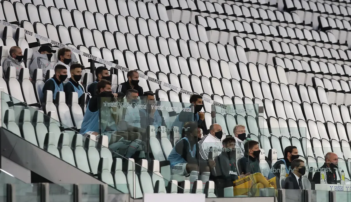 Pemain cadangan dan staf pelatih Juventus duduk di kursi sebelum menghadapi AC Milan pada leg kedua Coppa Italia di Allianz Stadium, Turin, Italia, Jumat (12/6/2020). Juventus sukses melaju ke final Coppa Italia setelah bermain 0-0. (AP Photo/Luca Bruno)