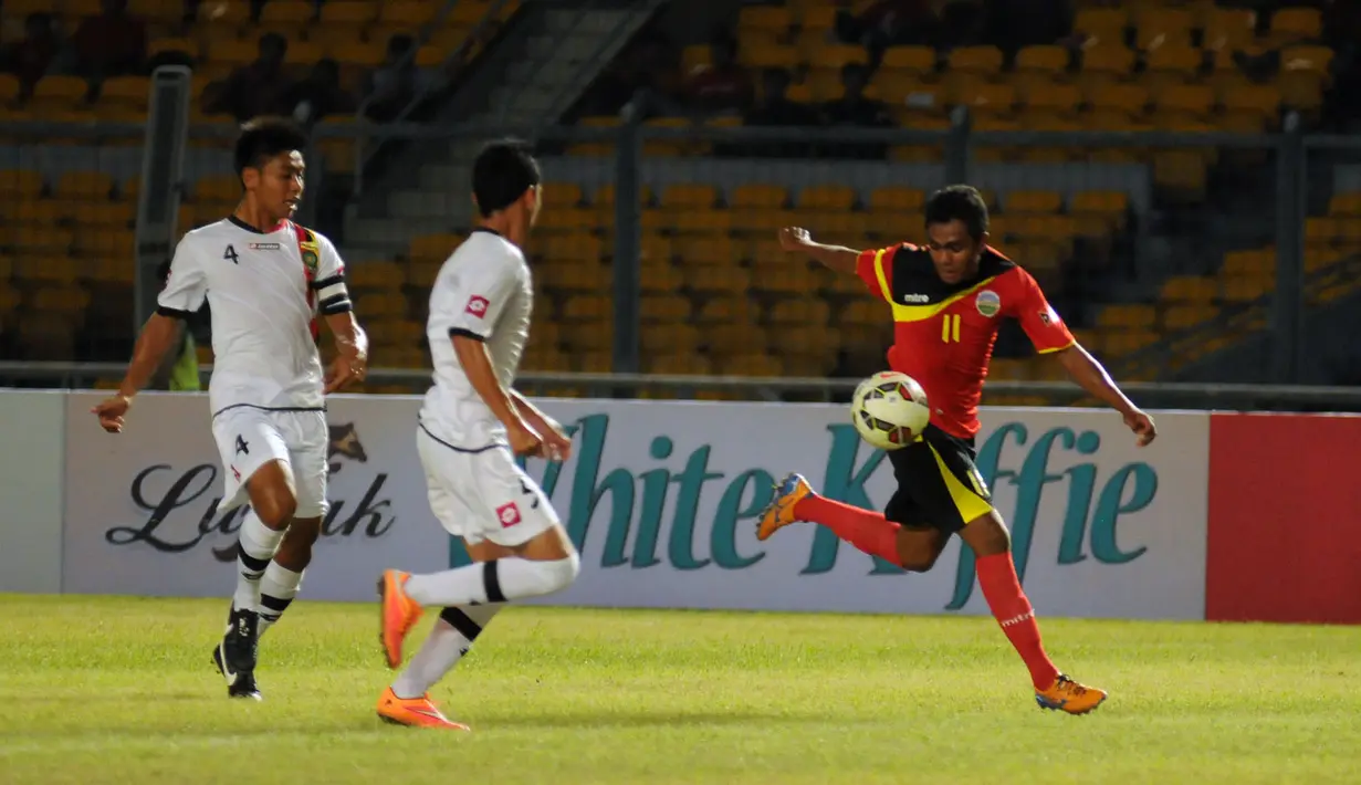 Penyerang timnas Timor Leste U-23, Frangcyatma Alves Ima Kefi (kanan) menahan bola saat laga melawan Brunei Darussalam di kualifikasi grup H Piala Asia 2016 di Stadion GBK Jakarta, (31/3/2015). Timor Leste unggul 3-0. (Liputan6.com/Helmi Fithriansyah)