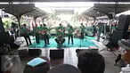 Grup Orkes Pancaran Sinar Petromaks (PSP) bermain musik dalam aksi kampanye Ngamen Anti Korupsi yang diselenggarakan di Stasiun Jakarta Kota (20/5). Acara ini merupakan cara KPK untuk  mengajak publik berantas korupsi. (Liputan6.com/Immanuel Antonius)