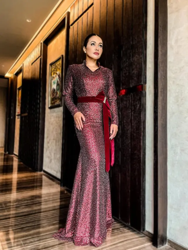 6 Potret Denada dengan Pesona Diva Saat di Atas Panggung, Turunkan Bakat Penyanyi dari Sang Ibu, Emilia Contessa