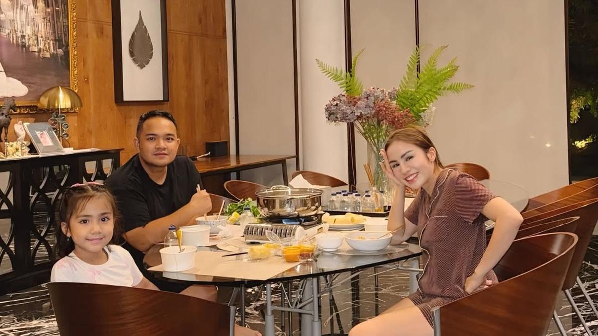 5 Potret Ruang Makan Rumah Momo Geisha yang Elegan, Rayakan Anniversary ke-9