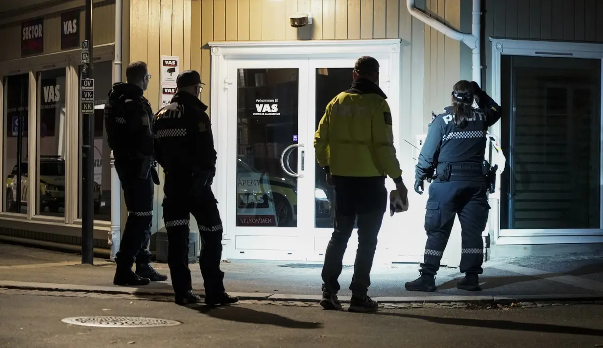 Polisi menyelidiki panah yang tertancap pada dinding setelah serangan di Kongsberg, Norwegia, Rabu (13/10/2021). Polisi masih menginvestigasi apakah insiden ini memang tindakan teror. (Terje Pedersen/NTB via AP)