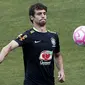 Rodrigo Caio masuk radar AC Milan. (AFP/Miguel Schincariol)