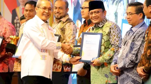 PJ Bupati Kudus Dr. M. Hasan Chabibie menerima penghargaan dari Ketua KPK RI Nawawi atas prestasi dalam program Pariwara Anti Korupsi 2024.