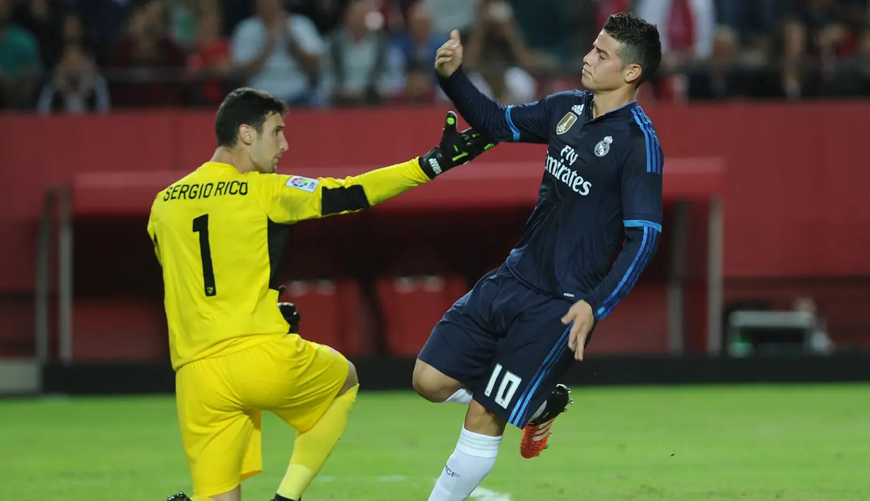 Gelandang Real Madrid, James Rodriguez melakukan selebrasi usai mencetak gol kegawang Sevilla pada lanjutan La Liga di Estadio Ramon Sanchez Pizjuan, Spanyol (9/11/2015). Sevilla menang atas Real Madrid dengan skor 3-2. (AFP PHOTO/CRISTINA QUICLER)