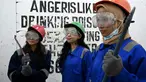 Foto pada 26 Januari 2019 menunjukkan seorang mahasiswa, Genta Kalbu Tanjung (kiri) bersama dua temannya setelah sesi permainan di Temper Clinic, Jakarta. Sesuai namanya, Temper Clinic memang memberikan tempat untuk menyalurkan amarah. (GOH Chai Hin/AFP)