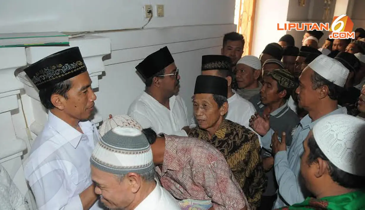  Setelah usai, ratusan jamaah pun antri menyalami pria yang akan maju sebagai Capres dalam pemilu mendatang {Liputan6.com/Herman Zakharia)