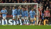Pemain Manchester City Phil Foden (tengah) melakukan selebrasi dengan rekan setimnya setelah mencetak gol pembuka timnya saat pertandingan sepak bola Liga Premier Inggris melawan Brentford di Stadion Gtech Community, London, Senin, 5 Februari 2024. (AP Photo/Ian Walton)