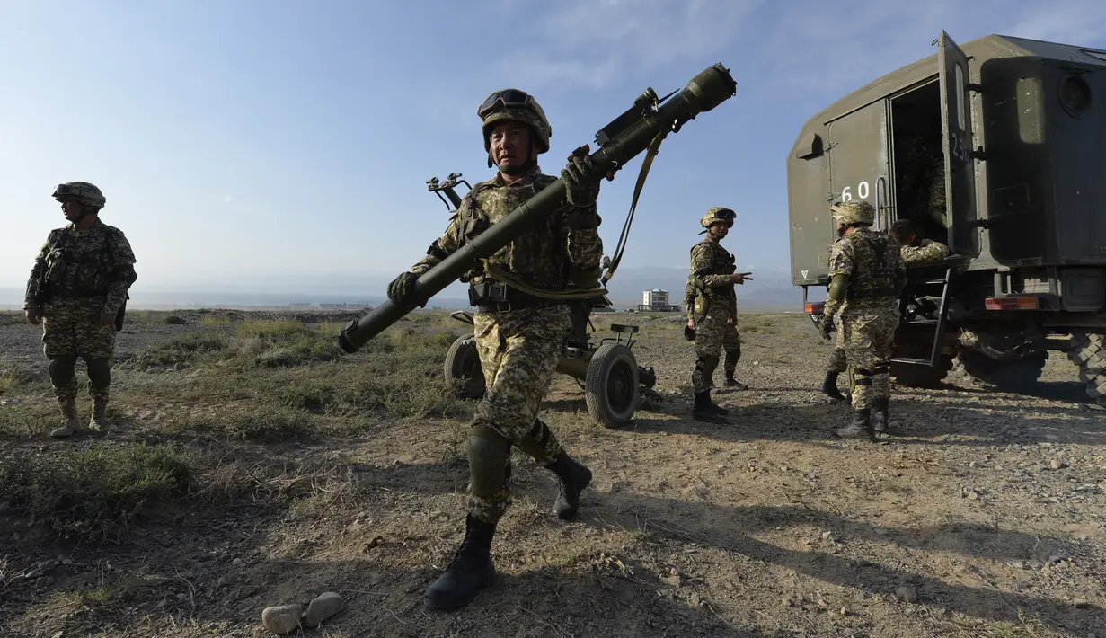 Tentara Kyrgyzstan membawa sistem pertahanan udara portabel saat latihan militer bersama di tempat latihan Edelweiss, Kyrgyzstan, Kamis (9/9/2021). Latihan ini diikuti negara-negara Organisasi Perjanjian Keamanan Kolektif atau Collective Security Treaty Organization. (AP Photo/Vladimir Voronin)