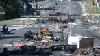 Sebuah jalan diblokir oleh puing-puing dan barang-barang yang terbakar pasca-kerusuhan semalam di distrik Magenta di Noumea, wilayah Pasifik Prancis di Kaledonia Baru, pada 18 Mei 2024. (Delphine Mayeur/AFP
