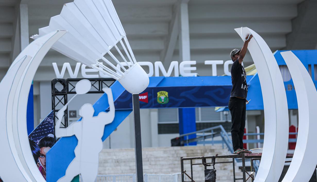 Tak sekadar menyajikan duel elite, Indonesia Masters 2026 menghadirkan konsep sportainment untuk memberikan pengalaman menonton yang berbeda. Panitia bersama PBSI berkomitmen menjadikan turnamen ini sebagai pesta rakyat, dengan harga tiket terjangkau serta beragam aktivitas dan hiburan di berbagai area Istora. Tampak dalam foto, aktivitas pekerja jelang perhelatan Indonesia Masters 2026 di Istora, Kompleks Gelora Bung Karno (GBK), Senayan, Jakarta, Senin (19/1/2026). (Bola.com/Bagaskara Lazuardi)