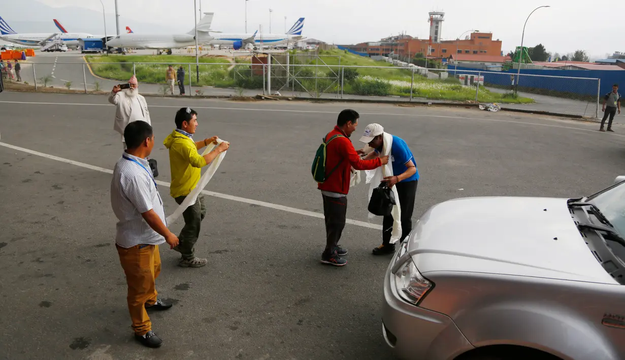 Seorang pemandu profesional, Kami Rita menerima syal Khada pada sebuah upacara setibanya di Kathmandu, Nepal, 20 Mei 2018. Kami Rita mencatatkan rekor luar biasa dengan menaklukkan puncak Everest ke-22 kalinya. (AP/Niranjan Shrestha)