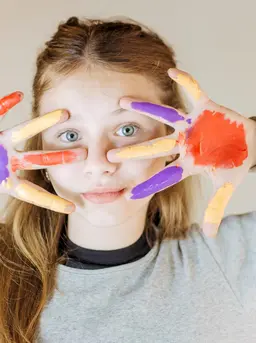 Salah satu pendekatan yang semakin banyak digunakan oleh terapis dan pendidik adalah aktivitas berbasis visual. Melalui gambar dan warna, anak dapat mengekspresikan apa yang mereka rasakan tanpa harus merasa tertekan untuk berbicara.  Apa Itu Aktivitas Color Your Feelings?
(foto/dok: freepik)