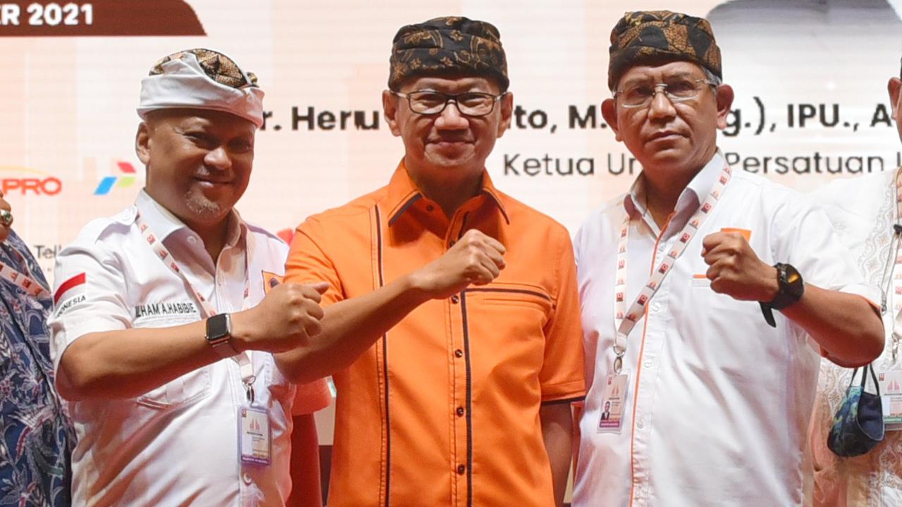 Ilham Akbar Habibie dilantik menjadi Wakil Ketua Umum (Waketum) Persatuan Insinyur Indonesia (PII), periode 2021 - 2024 mendampingi Ketua Umum PII, Danis Hidayat Sumadilaga.