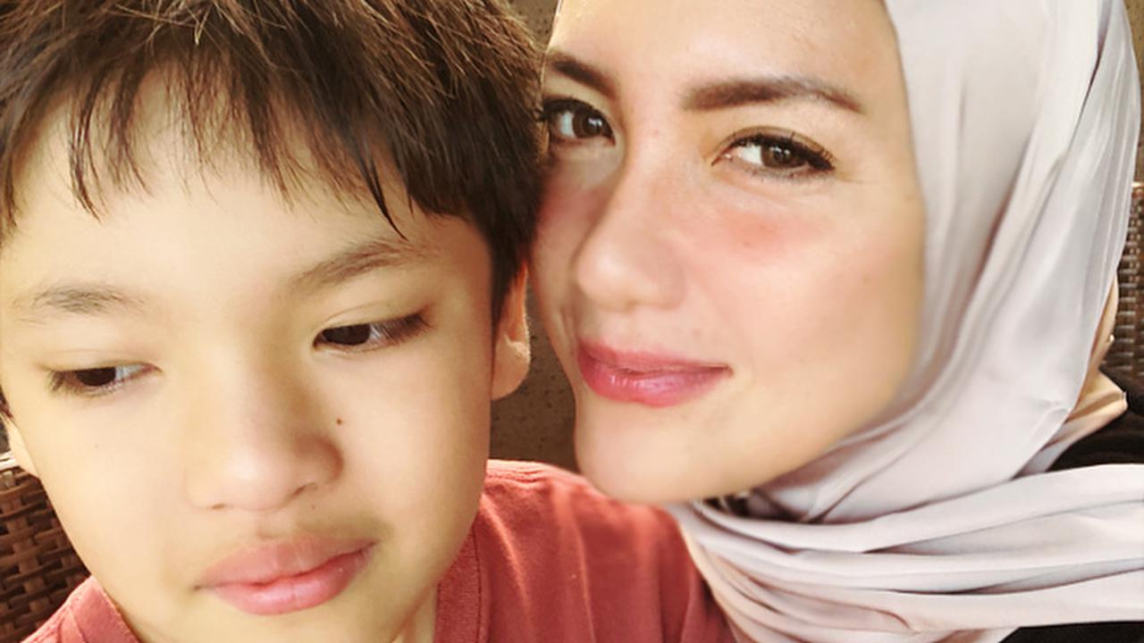 [Bintang] Bikin Adem, Ini 7 Foto Penampilan Tia Ivanka Saat Berhijab