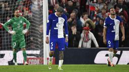 Pemain Atletico Madrid, tertunduk lesu setelah dikalahkan Athletic Bilbao pada laga semifinal Copa del Rey di Stadion San Mames, Jumat (1/3/2024). (AFP/Ander Gillenea)