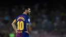 Striker Barcelona, Lionel Messi mengenakan jersey khusus dalam laga pekan pertama Liga Spanyol melawan Real Betis di Stadion Camp Nou, Minggu (20/8). Aksi itu sebagai bentuk duka cita atas serangan teror di pusat Kota Barcelona pekan lalu (LLUIS GENE/AFP)