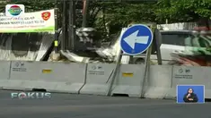 Tiga simpang di Mampang Prapatan ditutup Dinas Perhubungan DKI Jakarta, warga kesal hingga spanduk pemberitahuan dirobek.