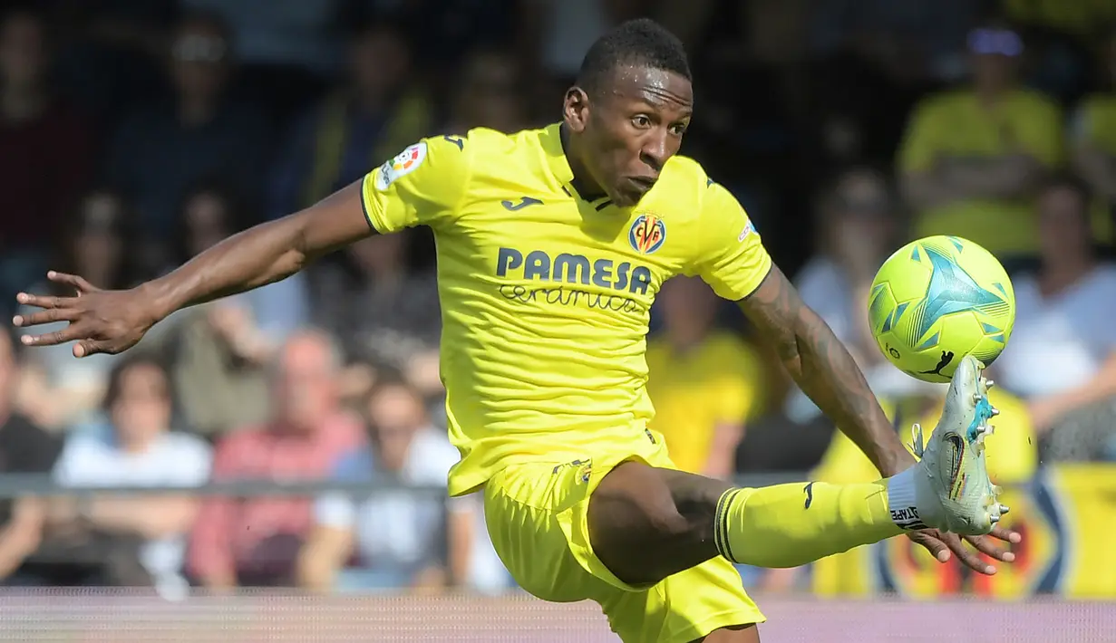 Pervis Estupinan. Bek kiri Ekuador berusia 24 tahun ini didatangkan Watford dari Udinese pada awal musim 2017/2018 dengan nilai transfer yang dirahasiakan. Tanpa pernah bermain untuk Watford karena selalu dipinjamkan ke beberapa klub di Spanyol, akhirnya saat Watford terdegradasi pada akhir musim 2019/2020, ia direkrut oleh Villarreal pada awal musim 2020/2021 dengan biaya 16,4 juta euro atau setara Rp256,7 miliar. Hingga kini ia telah tampil dalam 74 laga di semua ajang bersama Villarreal dengan mencetak 4 assist. (AFP/Jose Jordan)