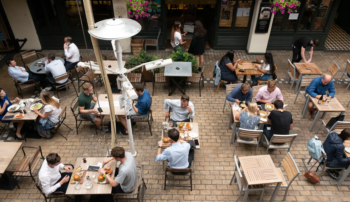 Orang-orang bersantap di area terbuka sebuah restoran di London, Inggris, pada 4 Agustus 2020. Pemerintah Inggris meluncurkan program bernama Eat Out to Help Out Scheme yang menawarkan diskon 50 persen kepada pelanggan saat mereka makan di restoran-restoran terdaftar. (Xinhua/Ray Tang)