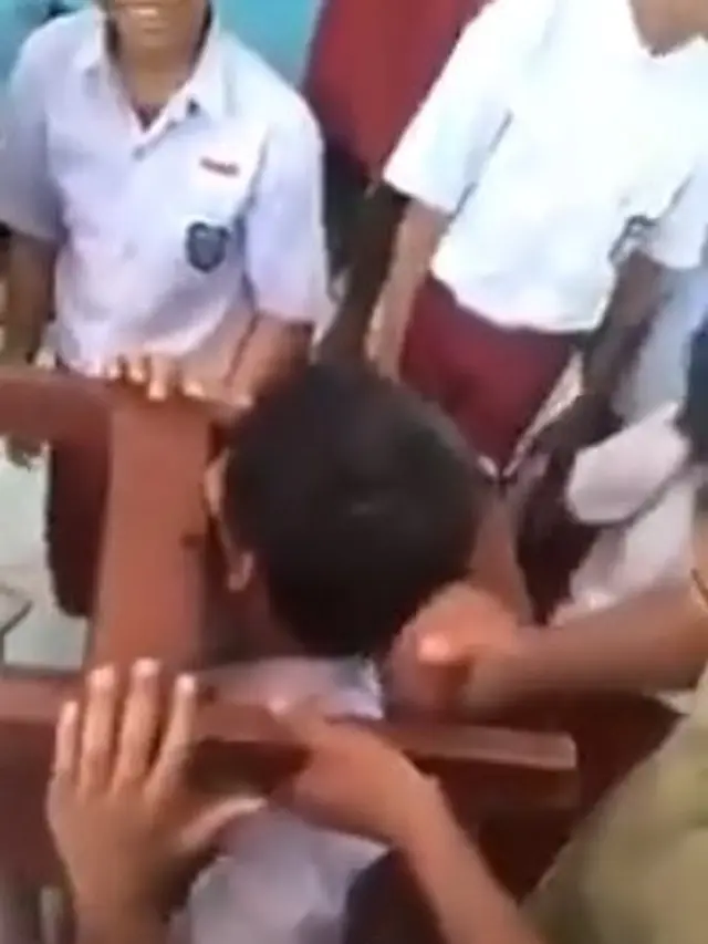 bocah SD tersangkut kursi