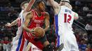 Guard Houston Rockets, Eric Gordon (tengah), berusaha melewati hadangan center Detroit Pistons, Aron Baynes (kanan), dalam laga babak reguler NBA 2016-2017 di The Palace of Auburn Hills, Michigan, Selasa (22/11/2016) WIB. (AP Photo/Paul Sancya)