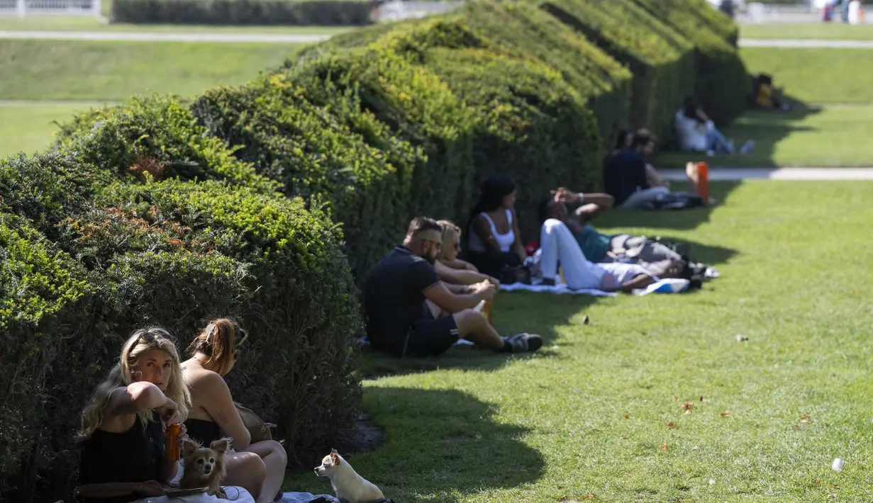 Pihak berwenang setempat telah mengeluarkan peringatan merah dan oranye untuk beberapa wilayah serta menyiagakan pasukan pemadam kebakaran. (Martin LELIEVRE/AFP)