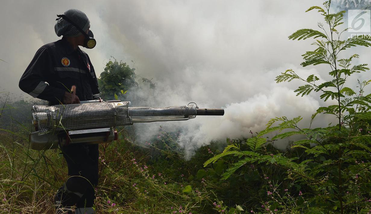 Petugas dari Puskesmas Kecamatan Cengkareng melakukan fogging untuk membasmi nyamuk Demam Berdarah di Kawasan Kedaung, Jakarta Barat, Selasa (23/4). fogging dilakukan untuk memutus rantai penularan penyakit demam berdarah yang ditularkan oleh nyamuk Aedes aegypti. (merdeka.com/Imam Buhori)