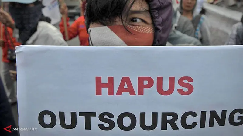 buruh-outsourcing130422b.jpg