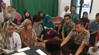 Pernikahan Imron dengan Supinah Bin Acip (22), di Masjid Nurul Falah, Kompleks Mapolrestabes Medan, Jumat (7/10/2016). (Reza Perdana/Liputan6.com)