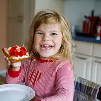 Ilustrasi anak sarapan pagi. (Shutterstock/Irina Wilhauk)