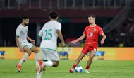 Aksi gelandang Timnas Indonesia, Ivar Jenner saat menghadapi Oman dalam laga uji coba di Stadion Utama Gelora Bung Karno, Jakarta pada Jumat (5/6/2026). (Bola.com/Bagaskara Lazuardi)