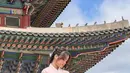<p>Di tempat bersejarah ini, Fuji tampil cantik dengan mengenakan hanbok. Seperti diketahui, hanbok adalah busana tradisional di era dinasti Goryeo maupun Joseon. [Foto: instagram.com/fuji_an]</p>