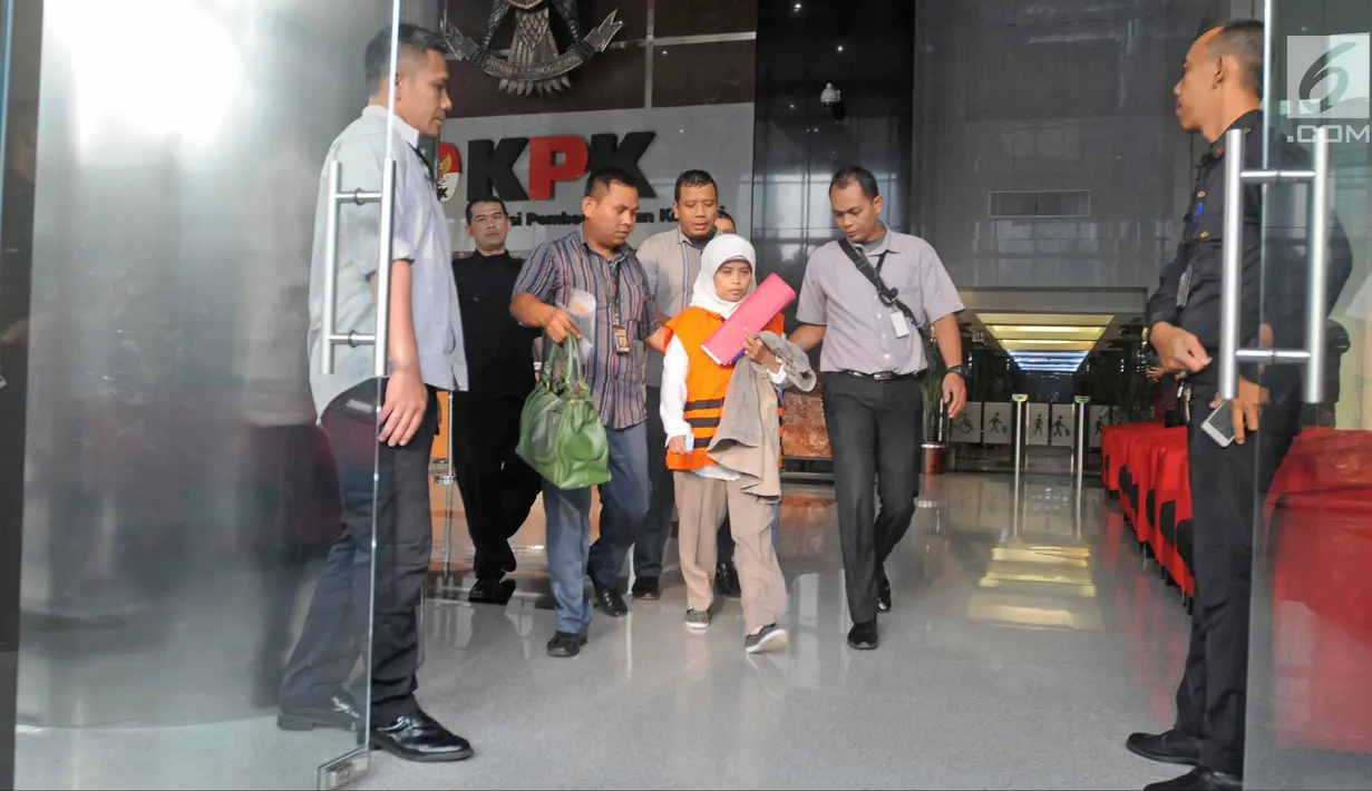 Anggota Komisi A DPRD Kebumen Dian Lestari usai menjalani pemeriksaan di Gedung KPK, Jakarta, Selasa (13/2). Dian ditetapkan sebagai tersangka berdasarkan perkembangan penyidikan dari hasil OTT pada Oktober 2016. (Liputan6.com/Herman Zakharia)