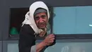 Ekspresi seorang warga saat berada di bus untuk di evakuasi di kota al-Rasyidin, Suriah (15/12). Konflik antara pemerintah dan pemberontak membuat kota Aleppo hancur. (REUTERS/Ammar Abdullah)