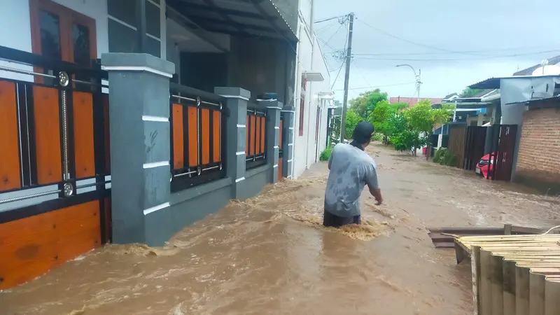 Banjir dengan ketinggian selutut orang dewasa merendam permukiman warga di wilayah Perkotaan Banyuwangi. (Istimewa)