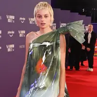 Emma Corrin tampil nyeleneh mengenakan gaun dengan desain menyerupai kantong plastik berisi ikan mas koki di BFI London Film Festival. (Foto:Instagram/emmacorrin).