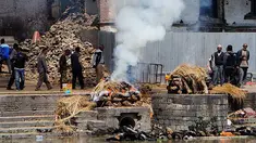 Proses kremasi ini dilakukan di sungai Bagmati di mana para keluarga memberikan penghormatan terakhir kepada para korban sesuai dengan tradisi agama Hindu.Selain di sungai Bagmati  kuil Pashupatinath juga menjadi tempat para keluarga melakukan proses...