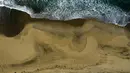 Foto udara menunjukkan pantai tercemar tumpahan minyak di Huntington Beach, California, Amerika Serikat, 4 Oktober 2021. Tumpahan minyak menyebabkan ikan dan burung mati berserakan. (AP Photo/Ringo H.W. Chiu)
