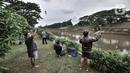Warga bermain layang-layang di pinggir Kanal Banjir Timur (KBT), Duren Sawit, Jakarta, Senin (19/4/2021). KBT menjadi lokasi favorit warga untuk mengisi waktu menunggu buka puasa atau ngabuburit, salah satunya dengan bermain layang-layang bersama keluarga. (merdeka.com/Iqbal S Nugroho)