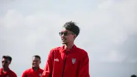 Shooter Bali United Basketball Sandy “Keceng” Febiansyakh Kurniawan saat launching jersey baru Bali United untuk IBL 2023 di Kuta pada Jumat sore (06/01/2023). (Maheswara Putra/Bola.com)