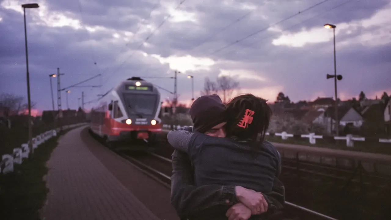 Suasana romantis di stasiun kereta api
