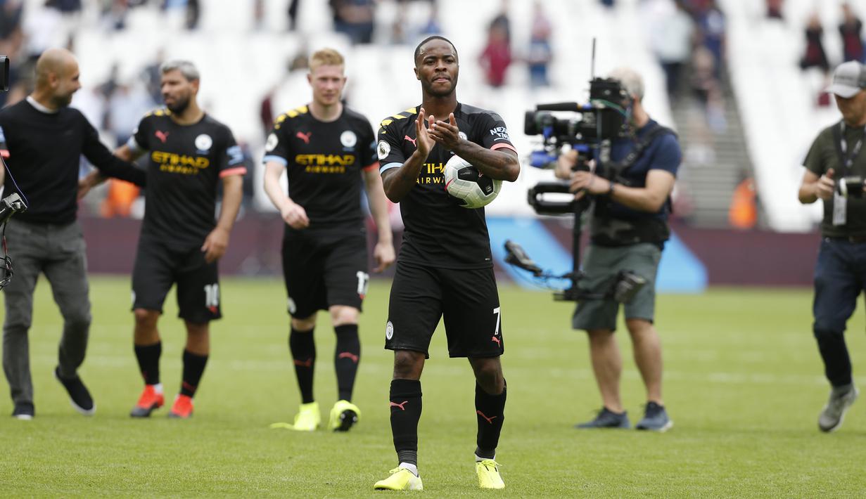 Gelandang Manchester City, Raheem Sterling, menyapa suporter usai mengalahkan West Ham pada laga Premier League di Stadion London, London, Sabtu (10/8). West Ham kalah 0-5 dari City. (AFP/Ian Kington)
