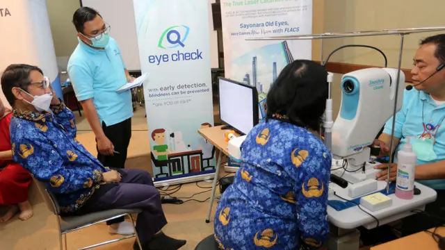 Pemeriksaan Mata Gratis bagi 100 Guru Aktif dan Purnabakti SMAN 4 Jakarta