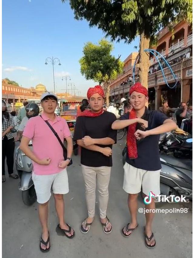 6 Potret Jerome Polin di India, Momen Naik Taksi Online Bikin Ngakak