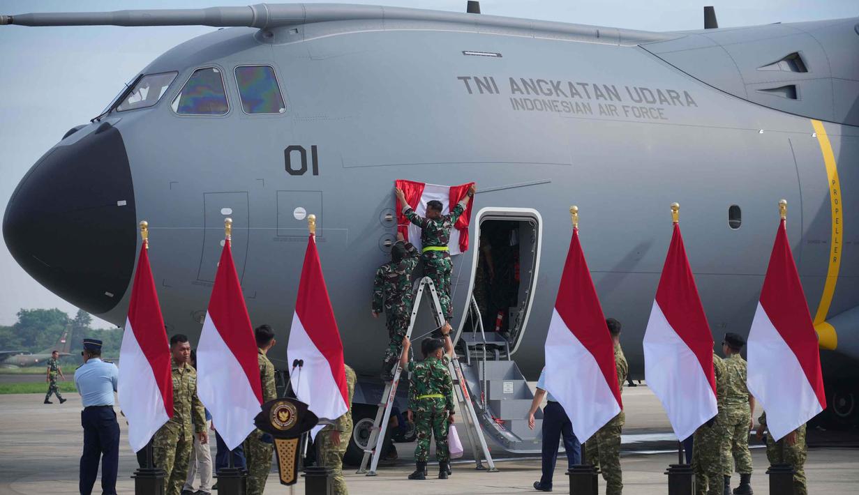 Prajurit TNI AU bersiap mengikuti upacara peresmian pesawat kargo militer Airbus A400M TNI AU yang baru tiba di Pangkalan Udara Halim Perdanakusuma, Jakarta, Indonesia, Senin 3 November 2025. Unit kedua A400M dijadwalkan akan tiba pada tahun 2026. (AP Photo/Achmad Ibrahim)