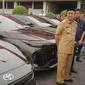 Gubernur Riau Syamsuar dengan mobil listrik yang akan menjadi mobil dinas. (Liputan6.com/Dok Diskominfo Riau)