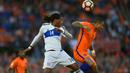 Duel pemain Luksemburg, Gerson Rodriguez (kiri) dan pemain Belanda, Memphis Depay pada Kualiifikasi Piala Dunia 2018 di Rotterdam. (AFP/ John Thys)